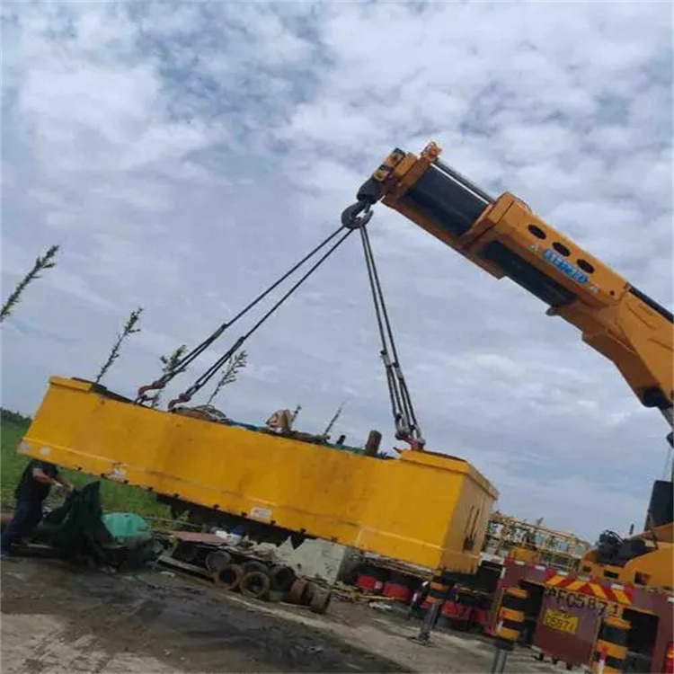 港口吊车吊集装箱需要多少钱